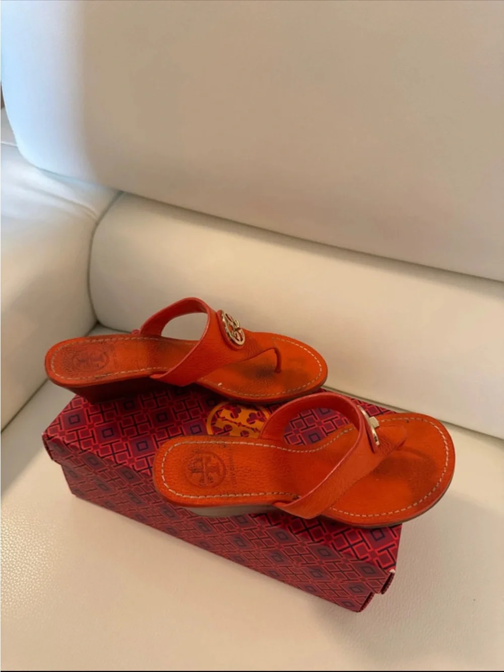 TORY BURCH ORANGE LEATHER THONG SANDALS WITH LOGO MEDALLION